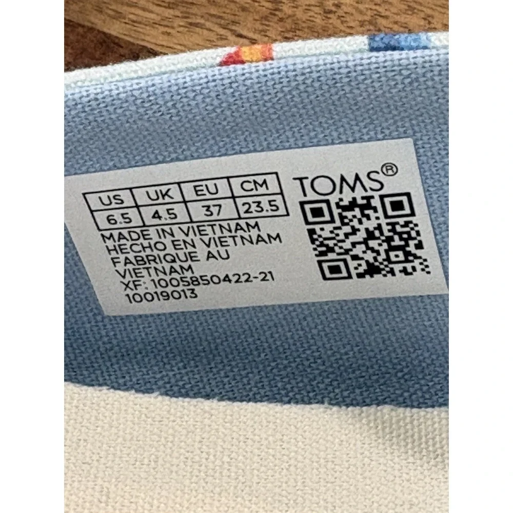 Toms blue dolphins